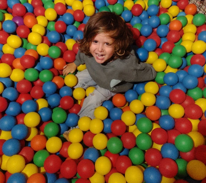 jongen in de ballenbak