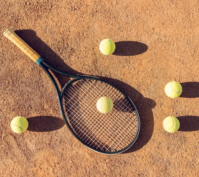 tennisracket met tennisballen en schaduwen