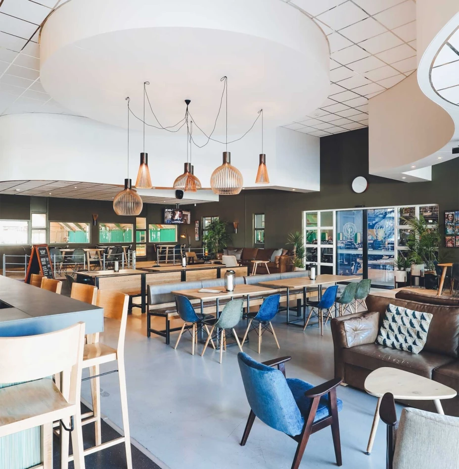 Tafels en stoelen in The Coffee Club in Amersfoort